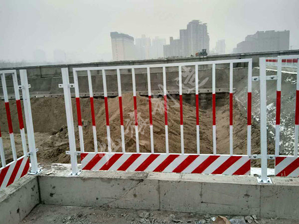 基坑護(hù)欄網(wǎng)圖片2